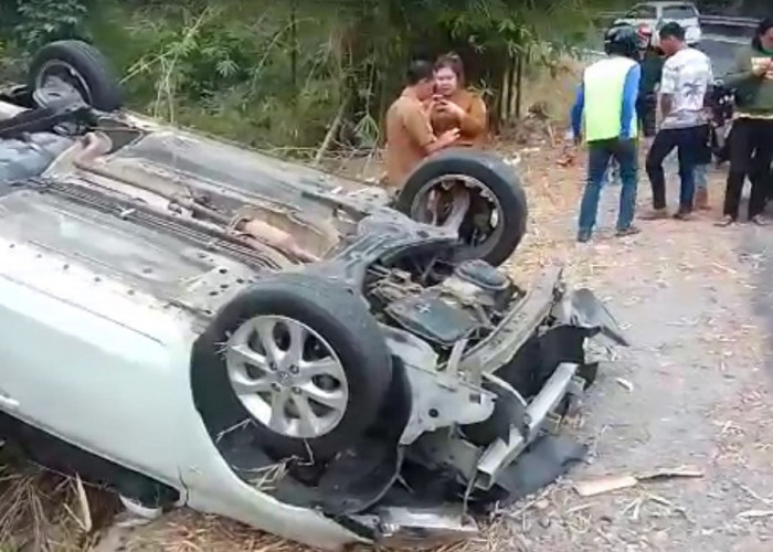 Mobil Terbalik di Plangon Cirebon, Pengemudi Diduga Kurang Hati-hati, Tiba-tiba Oleng ke Kanan