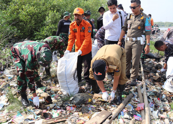 Pantai Baro Cirebon Dikepung Sampah Kiriman, Forkopimda Lakukan Aksi Bersih-bersih