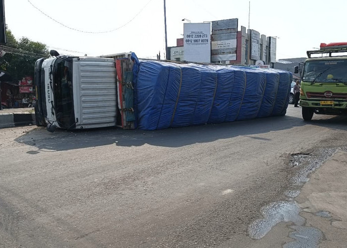 Diduga Sopir Ngantuk, Truk Tronton Terguling di Kedawung Cirebon