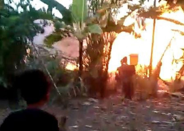 Bermula dari Bakar Sampah, Lahan dan Gudang Kebakaran di Desa Sampiran Kabupaten Cirebon