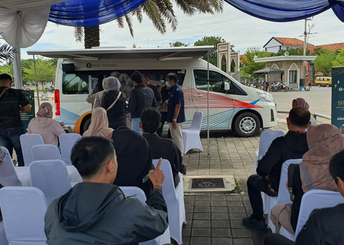 Gerai Penukaran Uang Baru Mulai Diserbu Warga Indramayu