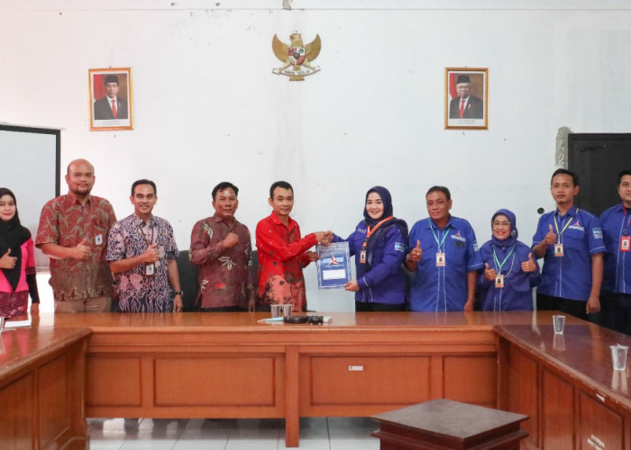 DPC Partai Demokrat Kota Cirebon Serahkan SK Kepengurusan ke KPU