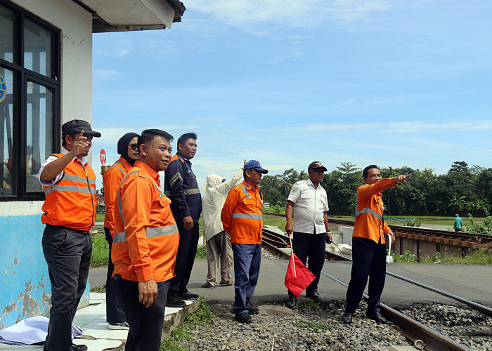 Menjelang Angkutan Lebaran 2026, KAI Daop 3 Cirebon Gelar Simulasi Darurat di Perlintasan Kereta