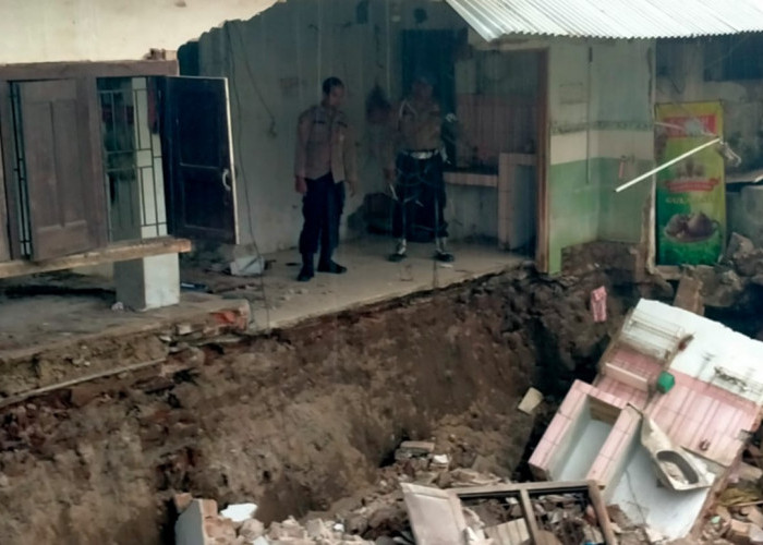 Diterjang Abrasi Sungai, Rumah Warga Cirebon Ambruk Usai Hujan Lebat