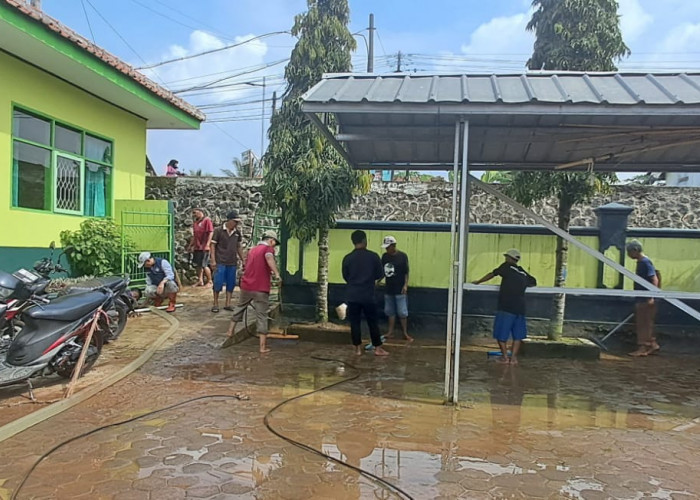Baru Surut, Lumpur Menumpuk! Relawan Pramuka Majalengka Sigap Bersihkan Permukiman Warga