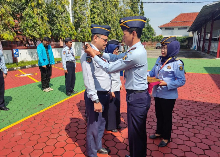 Kepala Rupbasan Cirebon Sematkan Kenaikan Pangkat dan Beri Reward Pegawai