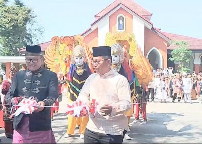 Rayakan HUT ke-79 RI dan Paroki Bunda Maria, Puluhan Umat Beragama di Kota Cirebon Gelar Karnaval Budaya 