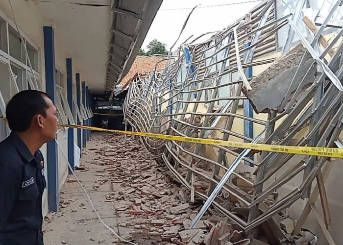 Atap Gedung Ambruk di SMPN 1 Talun Cirebon, Polisi Selidiki Penyebabnya