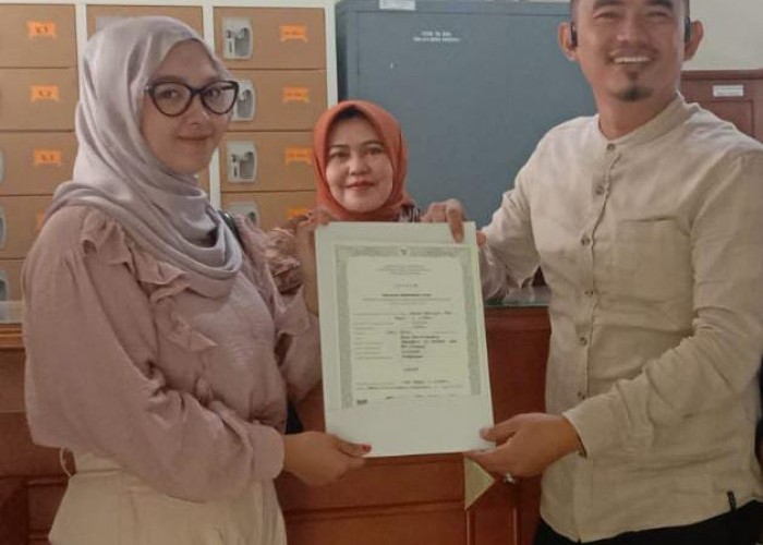 KEREN. SMAN 6 Cirebon Serahkan Ijazah yang Belum Diambil Secara  Datangi Rumah Alumni