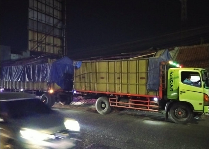 Kecelakaan di Kedawung Cirebon: Yamaha Aerox Tabrak Truk Gandengan, Begini Kondisinya