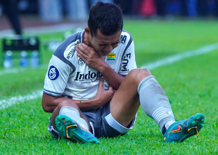 Pemain Persib Erwin Ramdani Cedera Parah, Akan Istirahat Panjang Setelah Operasi