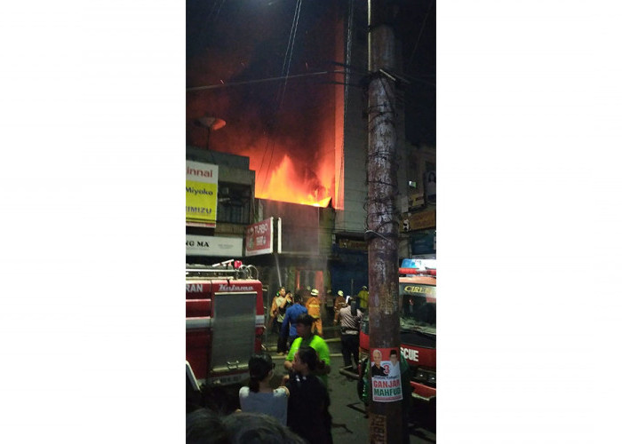 BREAKING NEWS: Malam Natal Terjadi Kebakaran di Kota Cirebon, Api Melalap Toko Mainan 