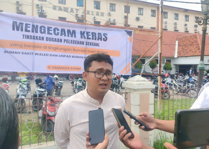 Luapkan Kekecewaan, Keluarga Korban Dugaan Pelecehan Pasang Spanduk di Depan RSUD Waled