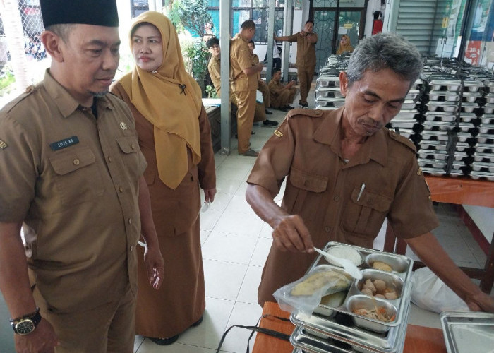 Perdana, 1.501 Paket MBG Dibagikan di SMPN 1 Kota Cirebon untuk Siswa dan Guru
