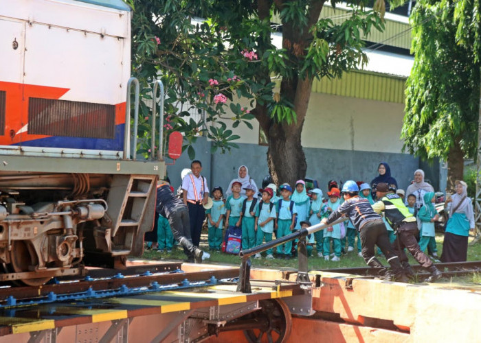 Serunya Belajar Kereta Api di Stasiun Cirebon, Siswa Diajak Kenal Operasional KAI