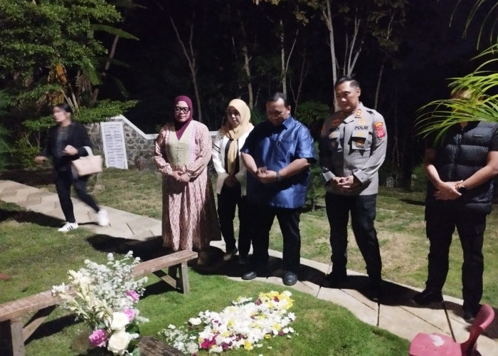 Ziarah ke Makam Acep Purnama, Andi Gani Sampaikan Pesan Penting untuk Kuningan