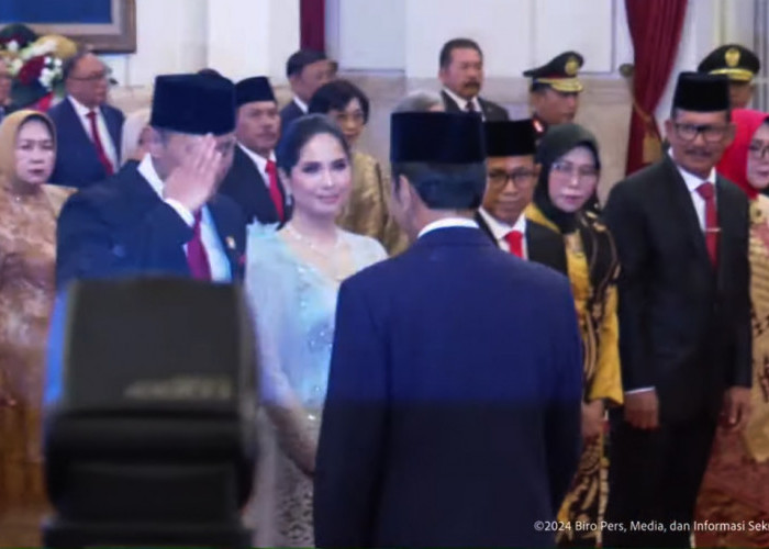 Lihat, Gaya Hormat AHY ke Jokowi usai Dilantik Jadi Menteri, Terlihat Senyum Tipis-tipis