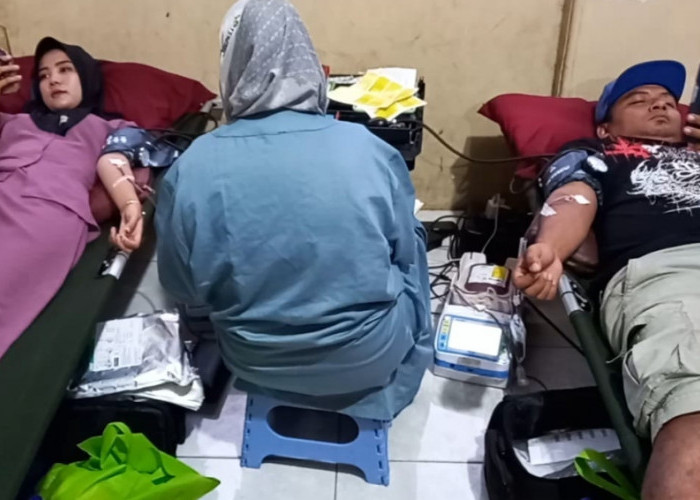 Ramadan Penuh Berkah, Pemdes Sumber Kidul Cirebon Bagi Takjil dan Gelar Donor Darah