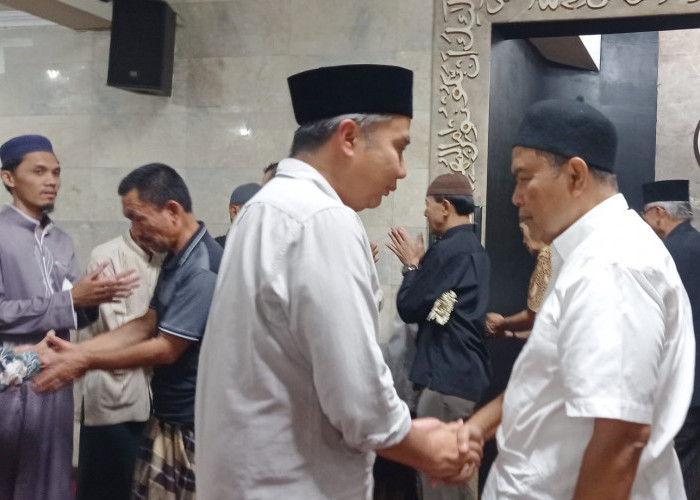 Pj Gubernur Bey Machmudin Tarawih di Masjid Tertua di Bandung