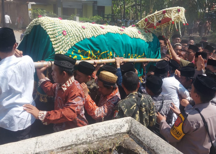 Ribuan Pelayat Hadiri Pemakaman KH Hasanuddin Kriyani di Buntet Pesantren