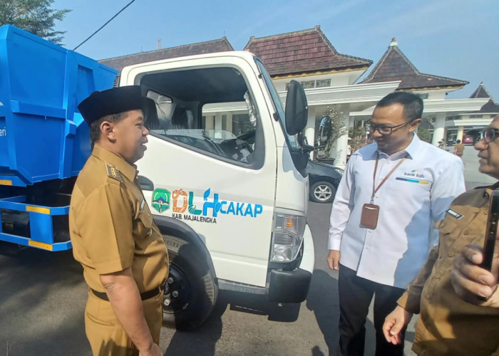 DLH Majalengka Terima Bantuan Mobil Pengangkut Sampah, Total Jadi 14 Armada