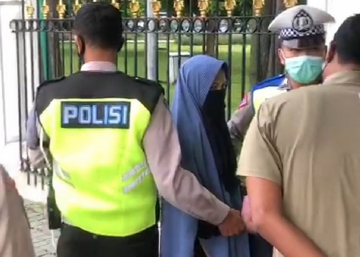 Detik-detik Wanita Bercadar Terobos Istana Negara, Todongkan Pistol ke Paspampres