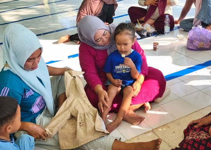 Balita 2 Tahun Diduga Ditinggal Orang Tua di Masjid Gebangkulon, Warga Menanti Keluarga Datang
