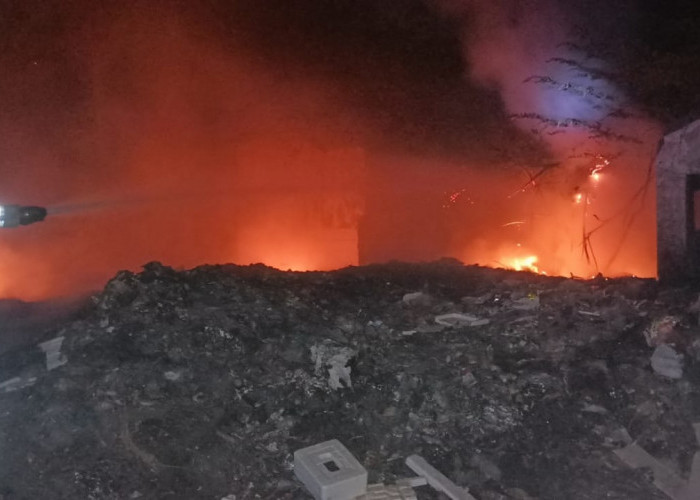 Bara Sampah Kembali Menyala, Lahan Bekas PMI di Kedawung Cirebon Terbakar