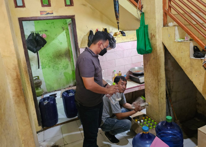 Polisi Bergerak ke Cirebon Timur, Sita Puluhan Botol Miras dari Sejumlah Lokasi di Babakan