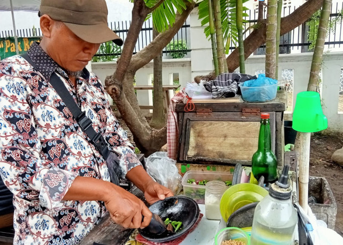 Pedagang Tahu Gejrot Keluhkan Mahalnya Harga Cabai dan Bawang 