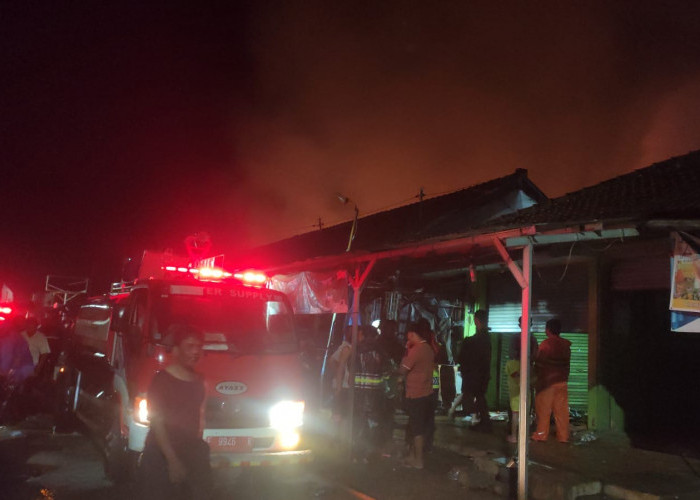 Meski Diguyur Hujan, Pasar Lemahabang Kebakaran