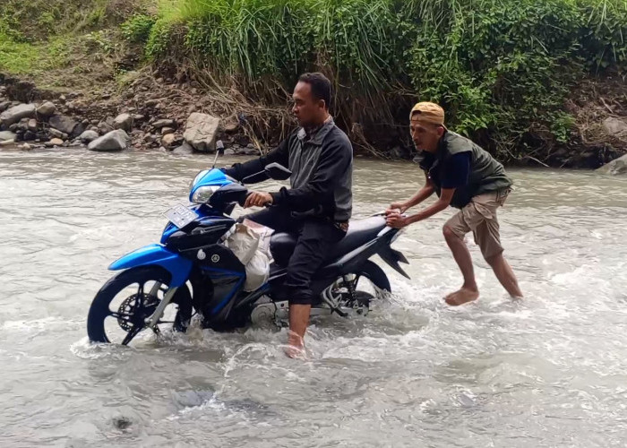 Puluhan Tahun Tak Ada Jembatan, Warga 2 Desa di Kuningan Terpaksa Nyebrang Sungai 