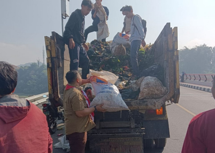 Sampah di Sungai Sapan Batujajar Menggunung, Pj Gubernur Terjunkan Bekp
