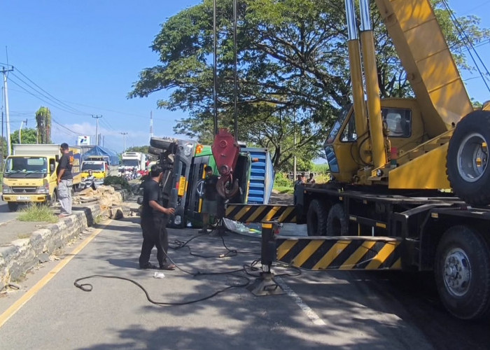 Truk Kontainer Terguling di Pantura Cirebon, Median Jalan Hancur dan Arus Lalu Lintas Melambat
