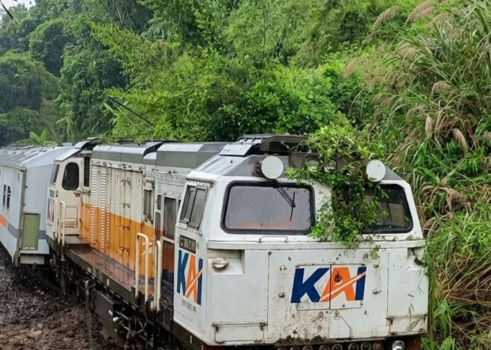 KA Ciremai Anjlok Dihantam Longsor di KBB, Jalur Bandung–Jakarta Tergganggu