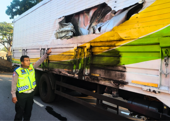 Dump Truck Oleng Tabrak Median, Terguling dan Timpa Truk Wing Box di Jalur Cirebon-Losari