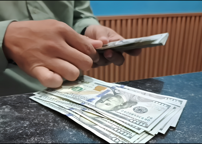 Dolar Tembus Rp18 Ribu Lebih, Money Changer di Cirebon Diserbu Warga dan Pebisnis