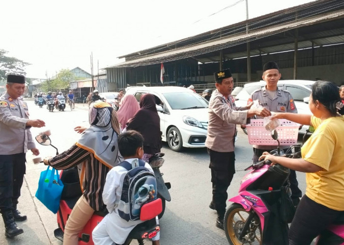 Jumat Berkah Polsek Pabuaran Sasar 100 Pengguna Jalan, Warga Diingatkan Tertib Lalu Lintas