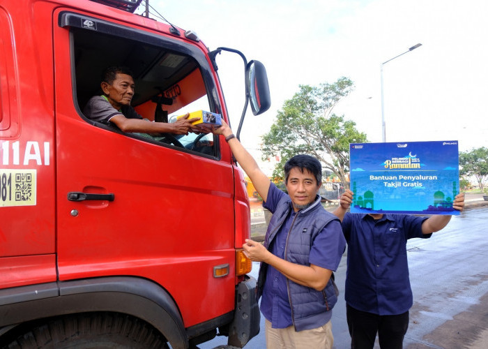 Pelindo Cirebon Bagikan Takjil Gratis dalam Program Pelindo Berbagi Ramadan 1447 H