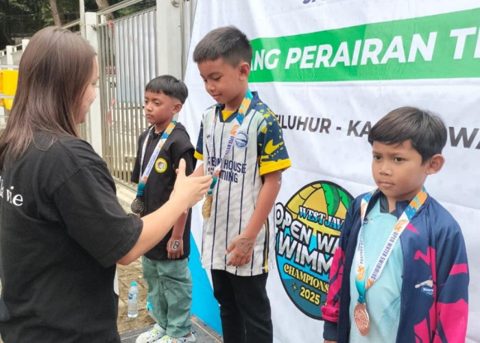 Perenang 8 Tahun Asal Cirebon Taklukkan OWS Jatiluhur, Raih Medali Emas