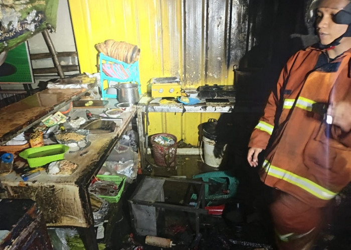 Dapur Ayam Geprek Kebakaran, Kurang dari 1 Jam Api Berhasil Dipadamkan