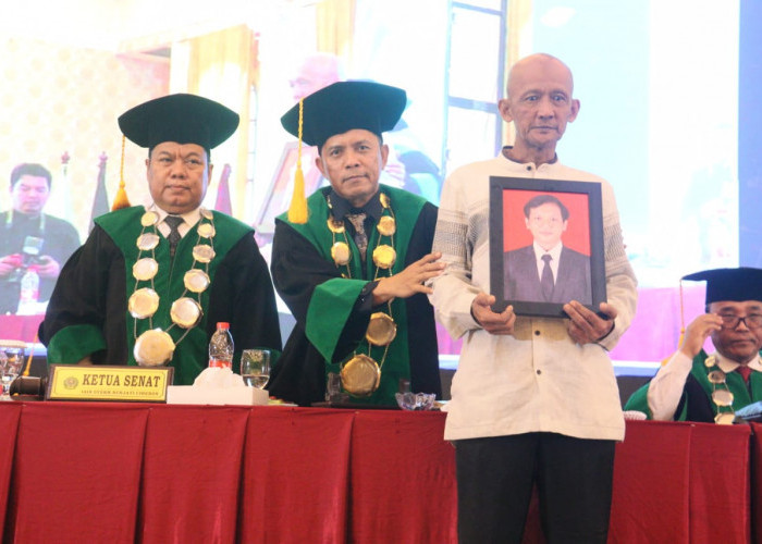 Berpulang Sebelum Wisuda, Syahrudin Wakili Anak Terima Ijazah Wisuda