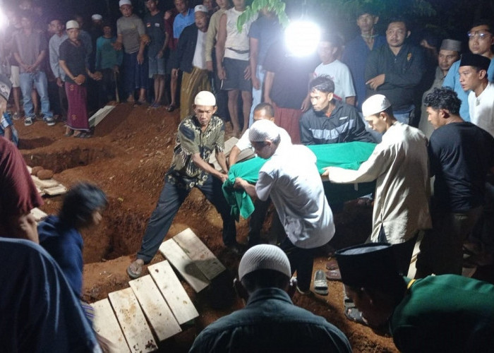 Pemakaman 5 Orang 1 Keluarga Warga Desa Sarwadadi Cirebon, Korban Kebakaran di Bekasi 