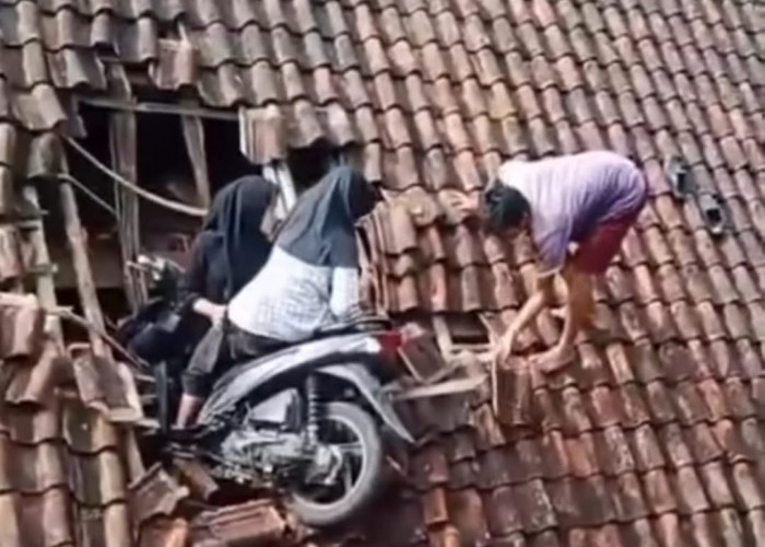 Viral! Dikendarai Dua Bocah, Motor Metik Tersangkut di Atap Rumah