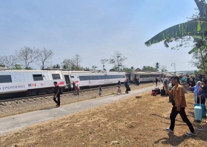 BREAKING NEWS: KA Argo Semeru Anjlok dan Terguling, Jadwal Kereta Api Terganggu