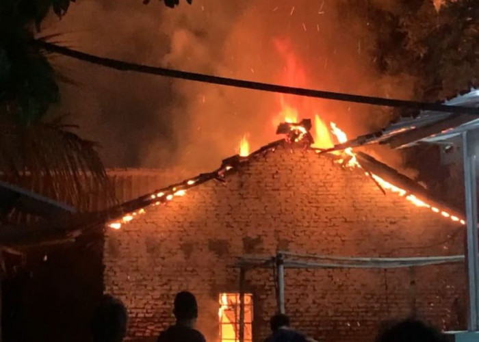 Rumah Kayu di Watubelah Ludes Terbakar Menjelang Subuh, Kerugian Capai Rp50 Juta