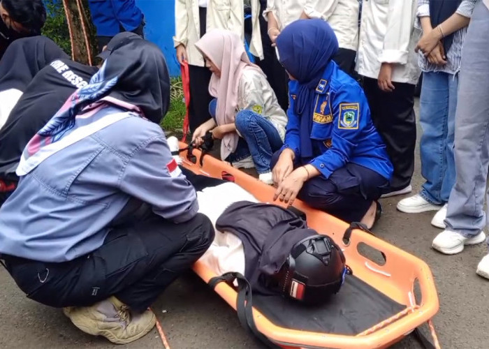 Puluhan Mahasiswa KMC Pelajari Teknik Penyelamatan Darurat dari Damkar Kuningan 