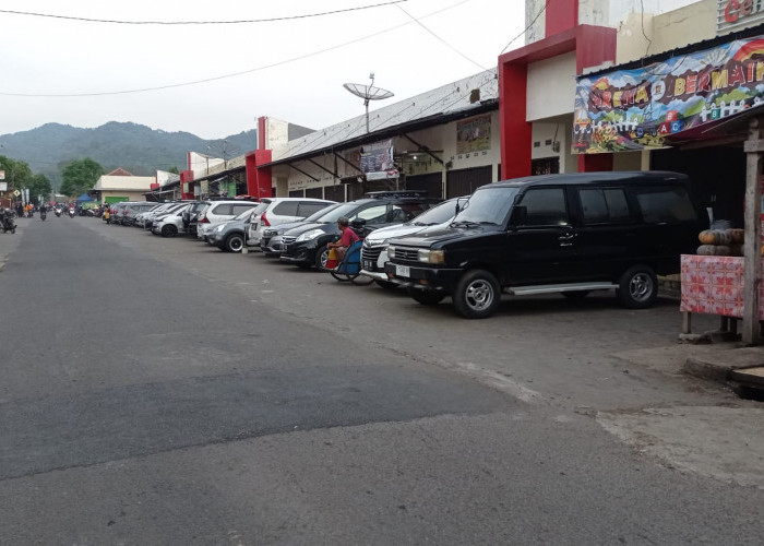 Kehidupan Kota Pindah ke Desa, Di Desa Maleber Kuningan Jalanan Berubah Jadi Lahan Parkir