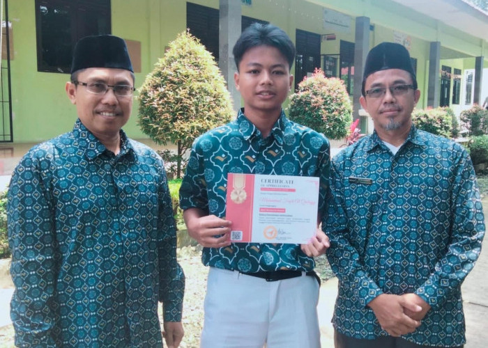 Santri Al Hikmah Raih Best Research Award di National Essay Competition