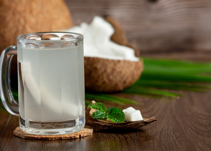Khasiat Minum Air Kelapa Setiap Hari, 5 Rahasia Sehat Alami yang Jarang Diketahui